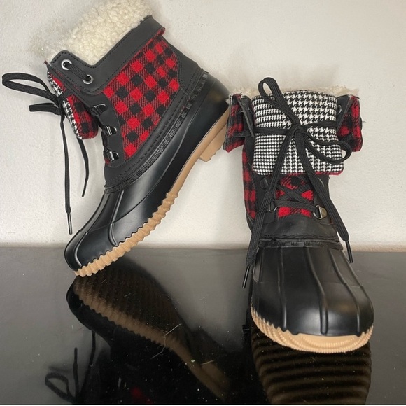 DUCK BOOTS SNAZZY RED & BLACK PLAID MAURICES 7.5 LADIES - Picture 2 of 7